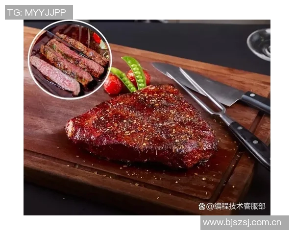 亚当斯如野兽般光脚漫步手持牛排展现原始魅力