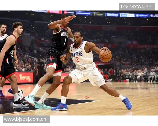 贾巴里史密斯日常穿搭引发关注时尚风潮致敬小帅气质